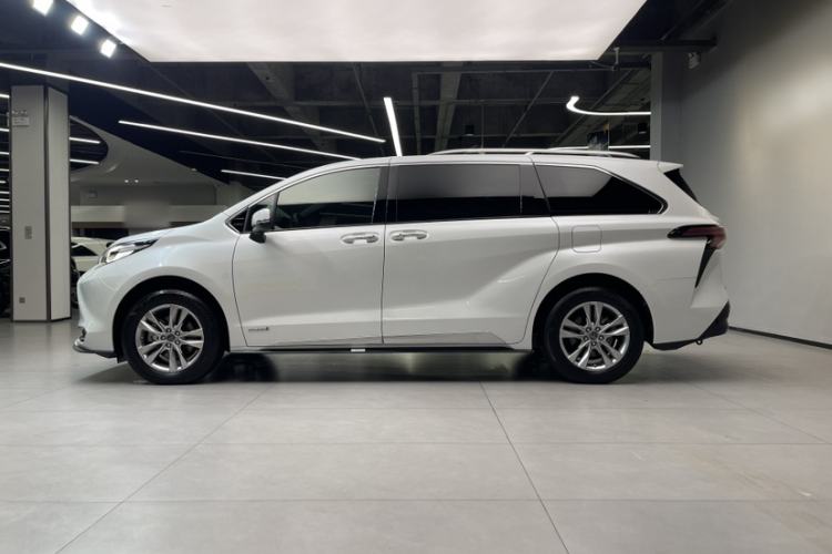 Used Toyota Sienna 2021 2.5L Hybrid Platinum Edition
