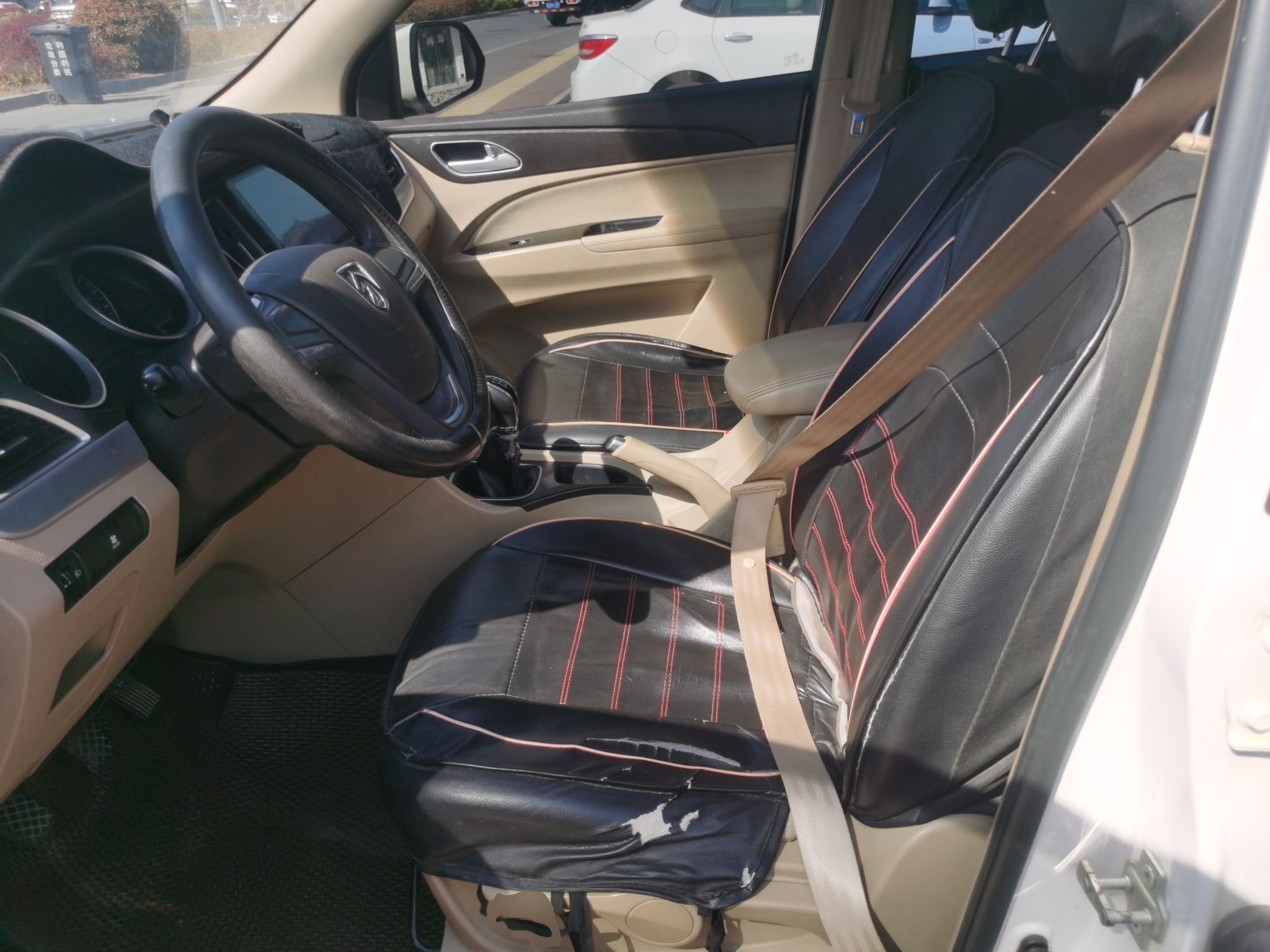 Переднее сиденье в автомобиле