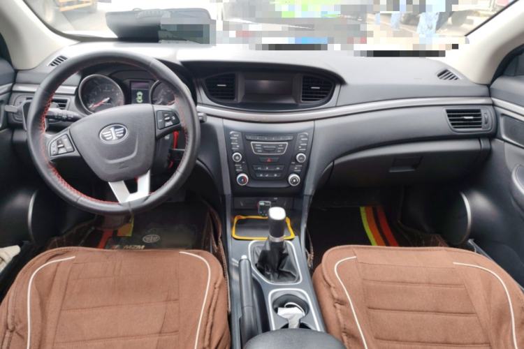 Used Bestune B50 2016 1.6L manual Comfort trim level Center Console