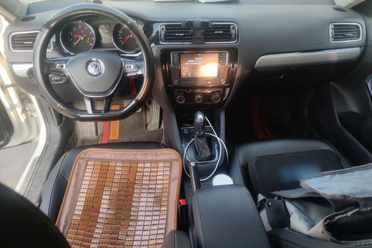 Used Volkswagen Sagitar 2018 1.6L Automatic Comfort Model Center Console