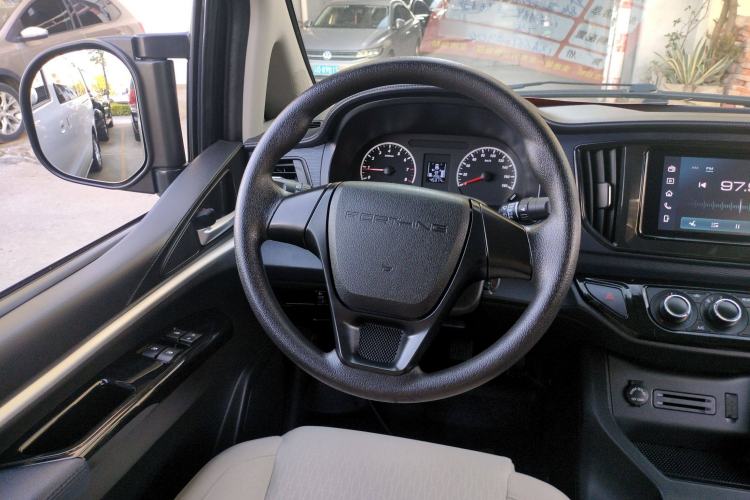 Used FORTHING Lingzhi 2023 M5L 1.6L Base Model 7 Seats
