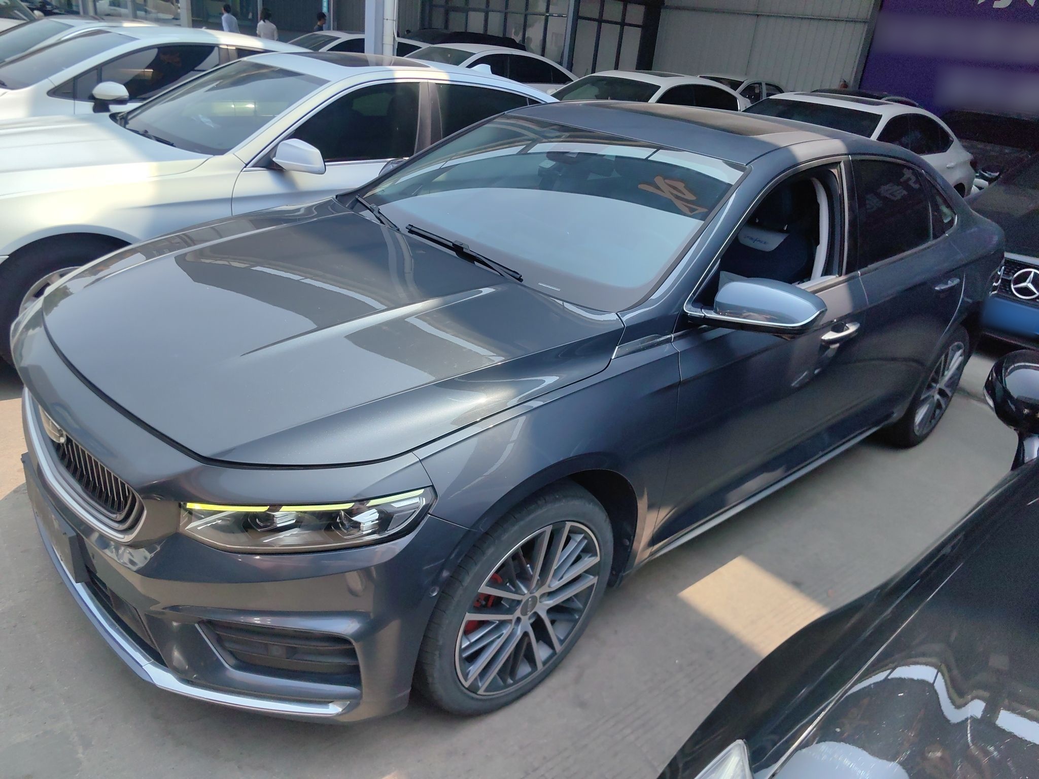 تحت مقدمة السيارة