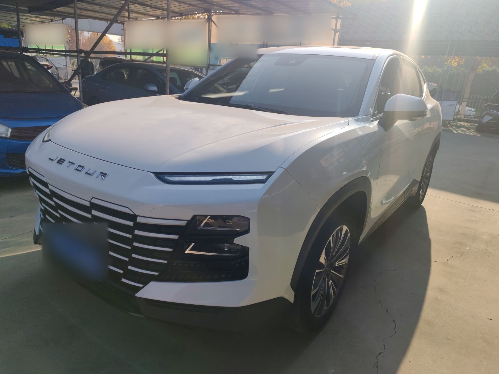 تحت مقدمة السيارة