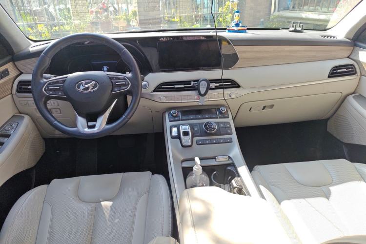 Used Hyundai Palisade 2021 3.5L Automatic 4x4 GLS Center Console