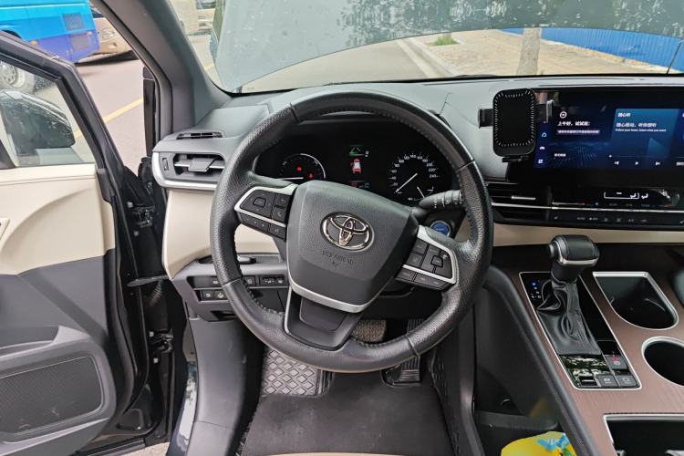 Used Toyota Granvia 2022 2.5L Hybrid Premium Edition
