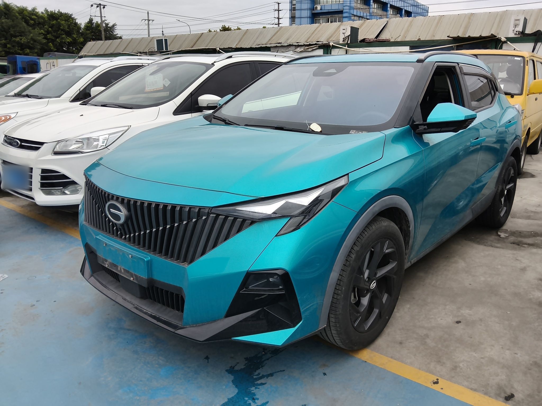 Под передней частью автомобиля