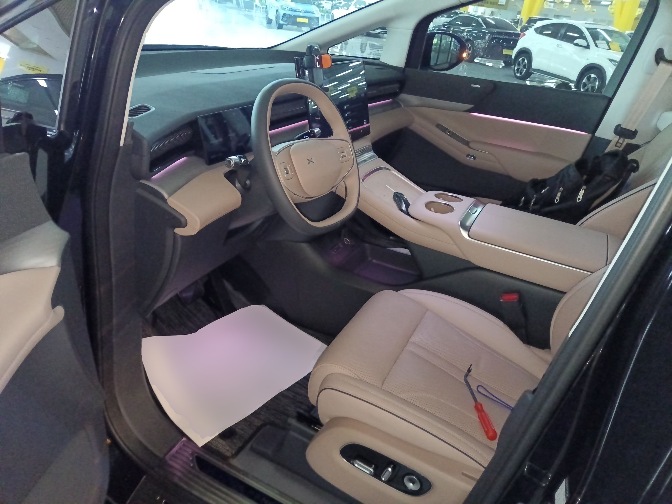 المقاعد الأمامية داخل السيارة