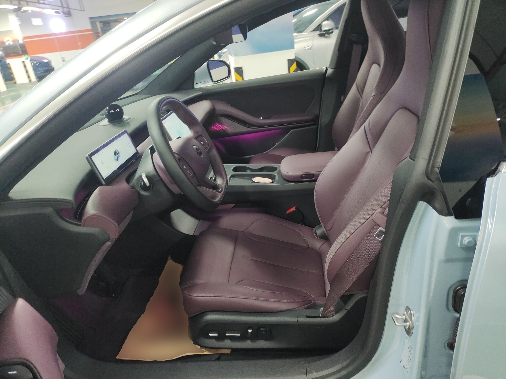 المقاعد الأمامية داخل السيارة