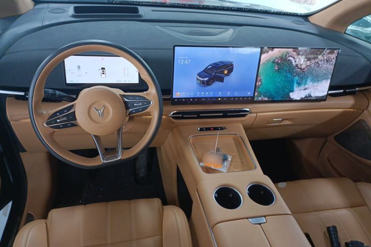 Used VOYAH Dream 2025 EV Four-Wheel Drive Flagship Kunpeng Edition Center Console