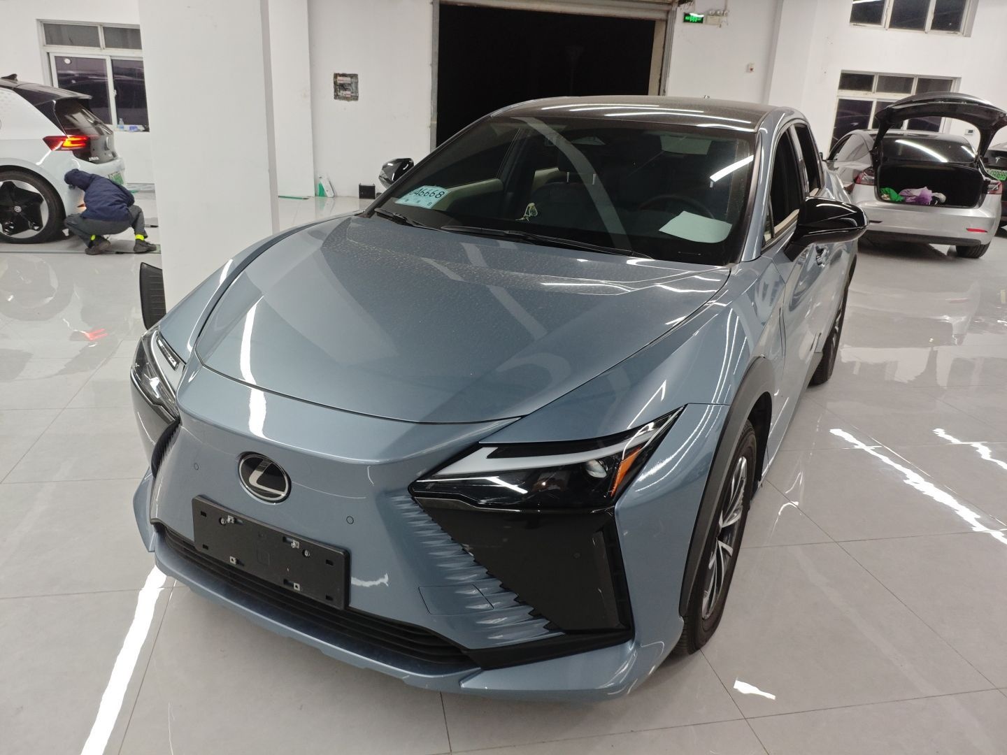 تحت مقدمة السيارة