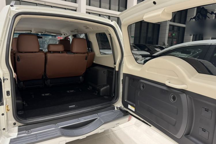 Used Mitsubishi Pajero  Interior 3