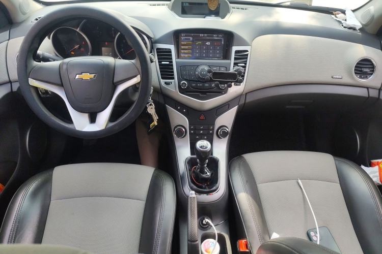 Used Chevrolet Cruze 2013 1.6L SE MT Center Console