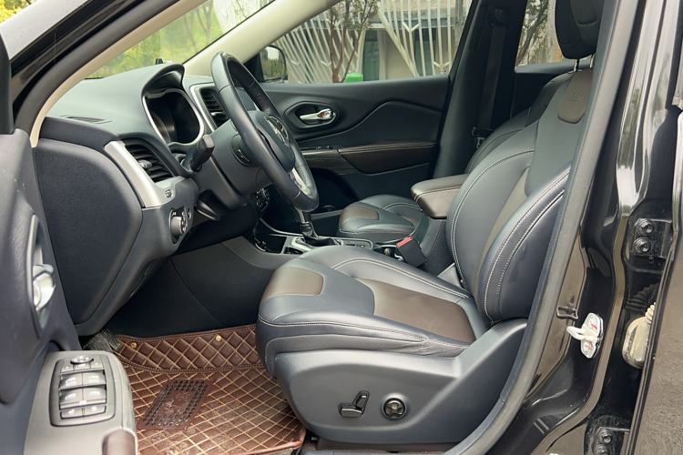 Used Jeep Cherokee 2020 2.0L Two-Wheel Drive Classic Sports Edition
