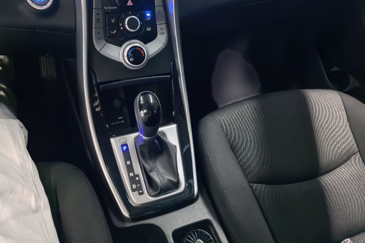 Used Hyundai Elantra (5th Generation / Langdong) 2016 1.6L Automatic Prestige Model Interior 8