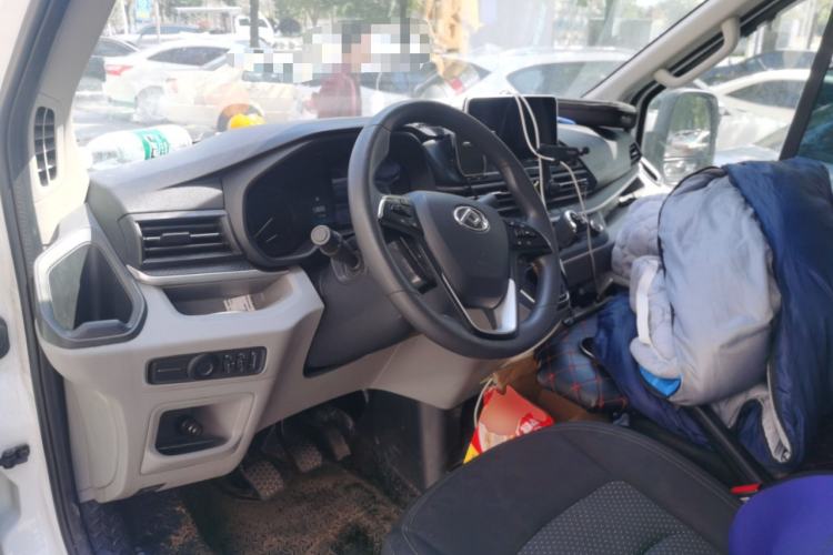 Used SAIC MAXUS Xintu V90 2024 Zhiyun 2.0T Manual Rear-Drive Extended-Wheelbase Ultra-High-Roof Model with Dual Rear Tires and 3 Seats
