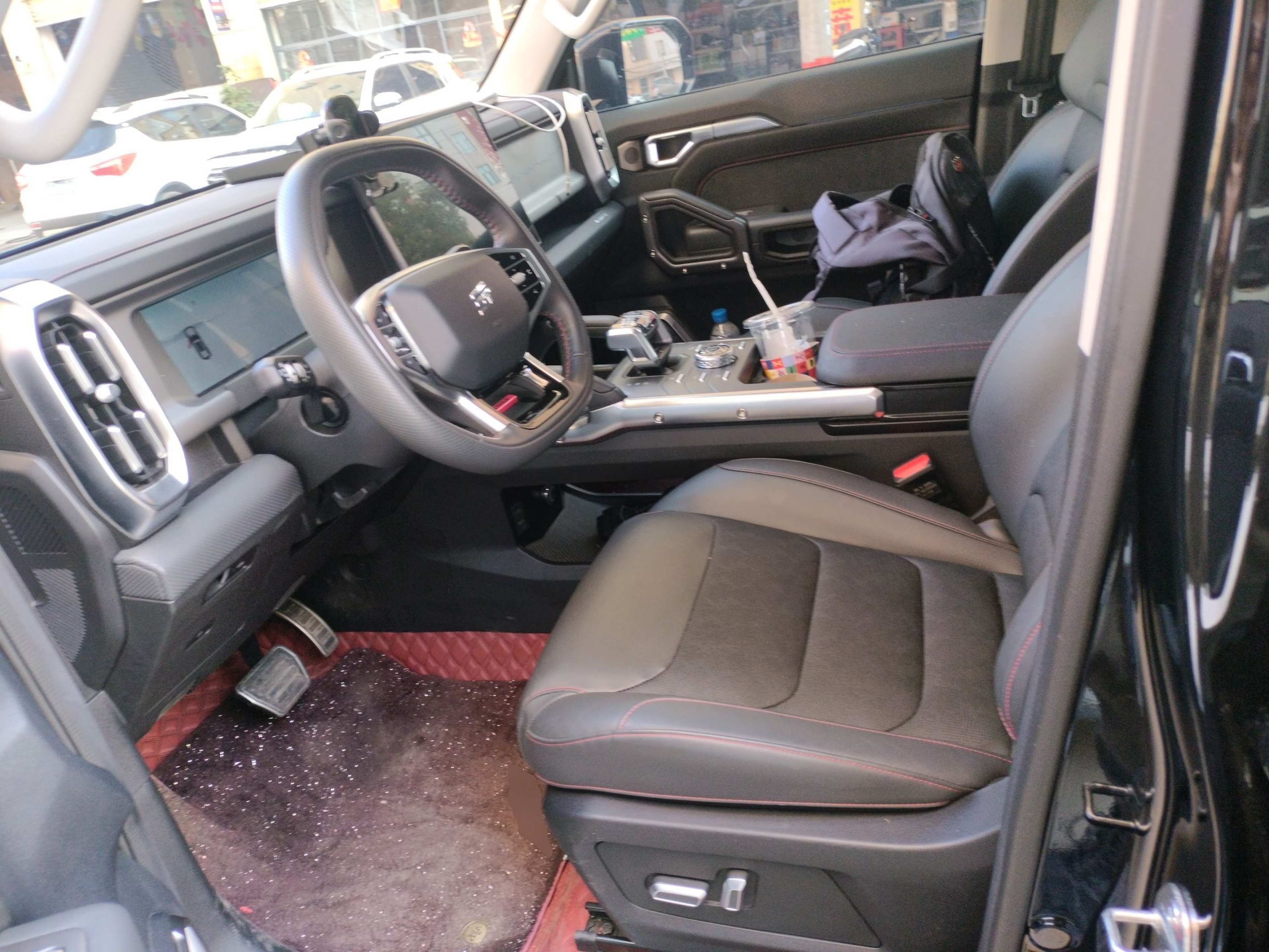 المقاعد الأمامية داخل السيارة