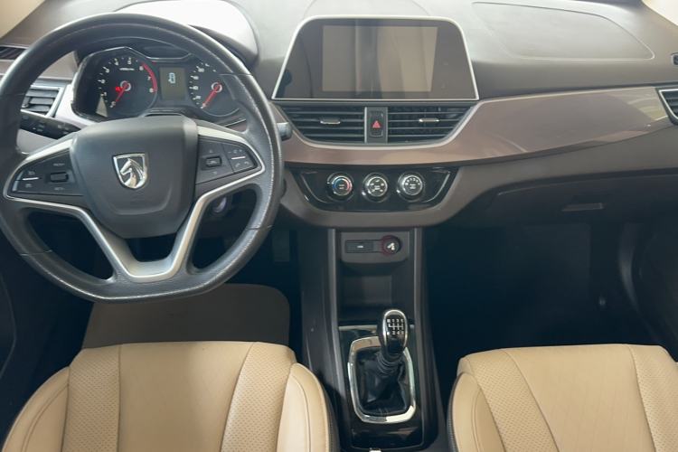 Used Baojun 310W 2017 1.5L Manual Fashion Model China V
