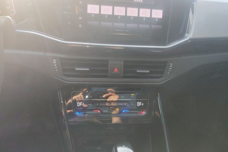 Used Volkswagen Tayron 2021 330TSI Two-Wheel-Drive 3rd Anniversary Limited Edition Audio And AC Panel