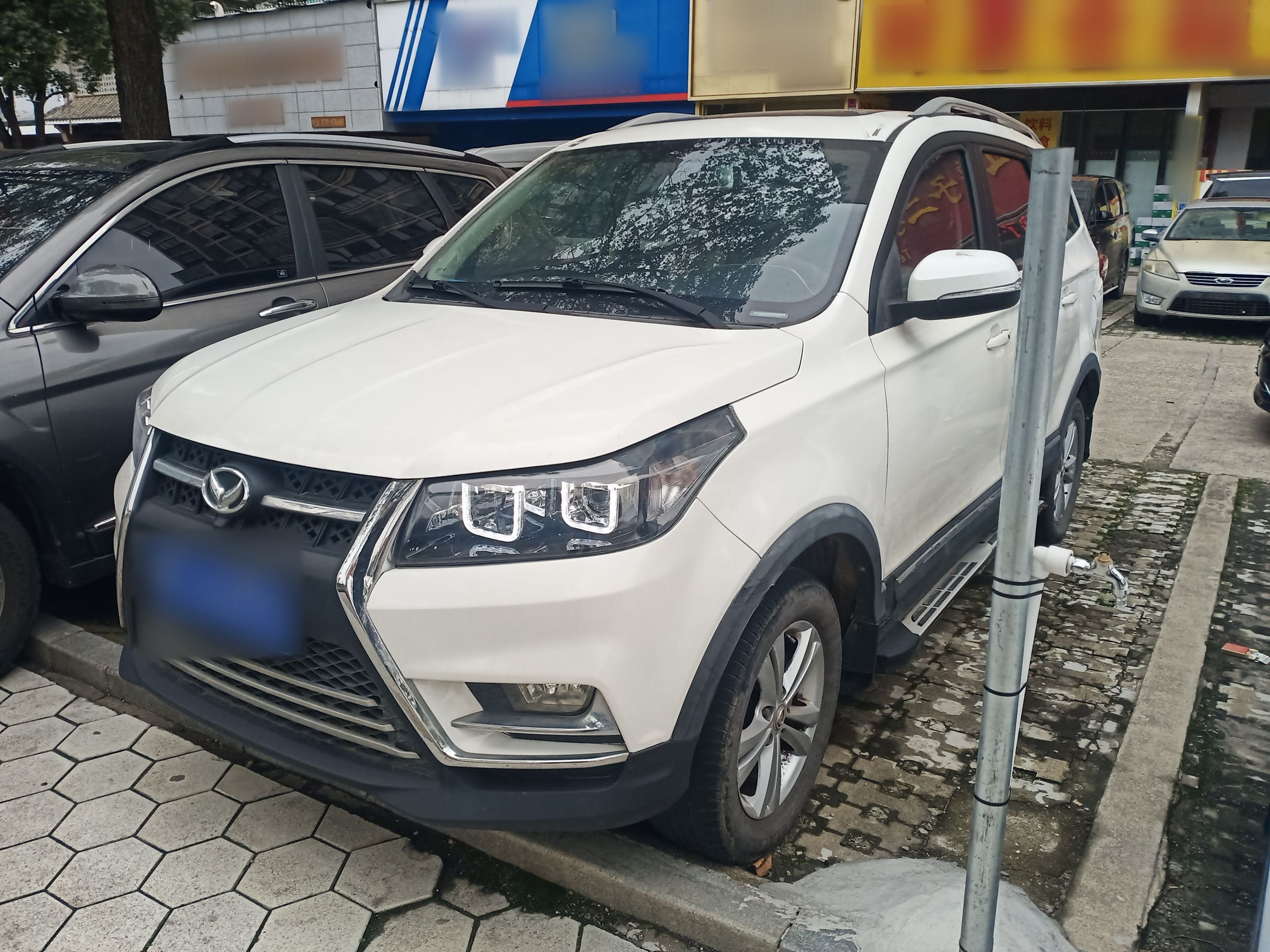 Под передней частью автомобиля