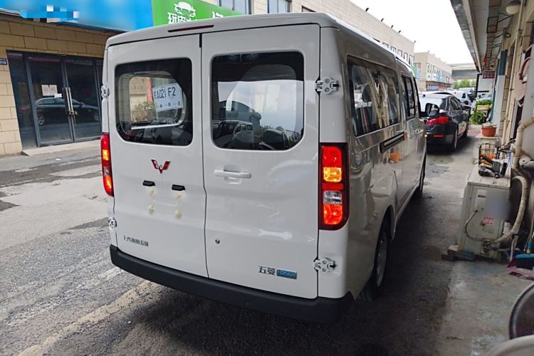 Used Wuling Yangguang 2024 300KM Comfort Version Passenger Van 75kW