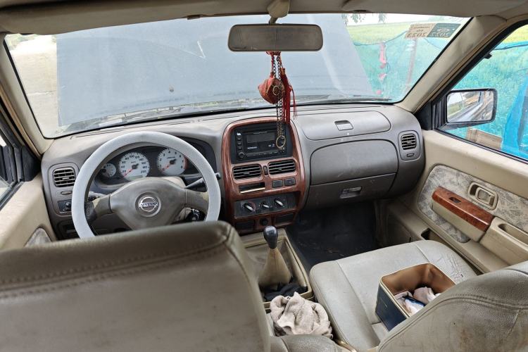 Used Nissan D22 2011 2.4L Gasoline Two-Wheel Drive Standard Version Center Console