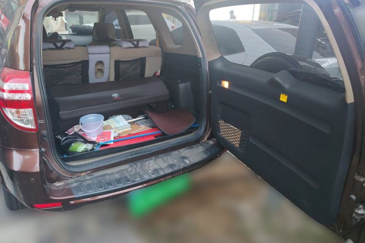 Used Toyota RAV4 2012 Luxurious Edition 2.0L Automatic All-Wheel Drive Trunk