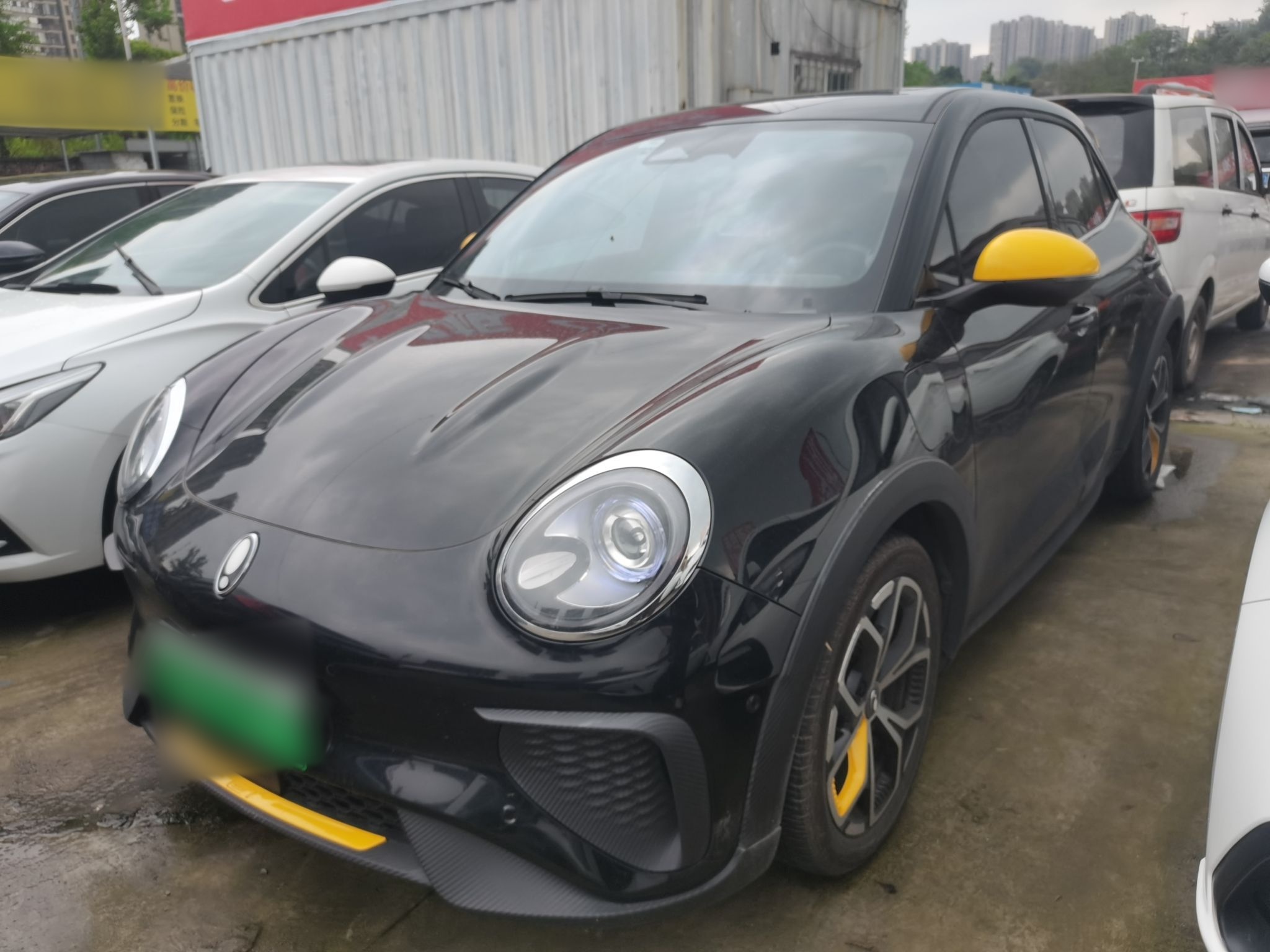 تحت مقدمة السيارة