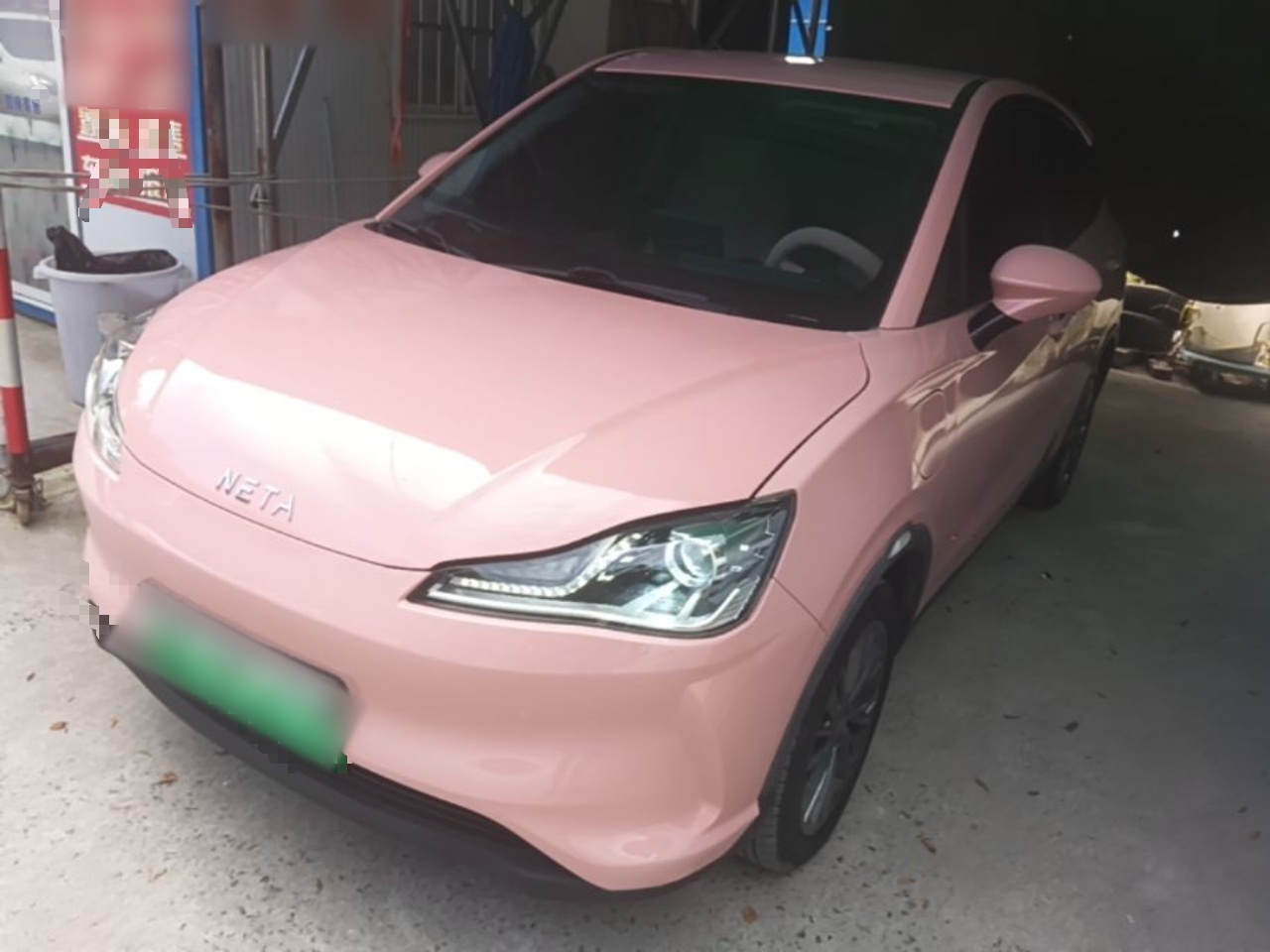 Под передней частью автомобиля