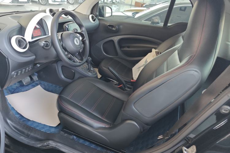 Used smart fortwo 2015 1.0L 52 kW hardtop Dynamic version
