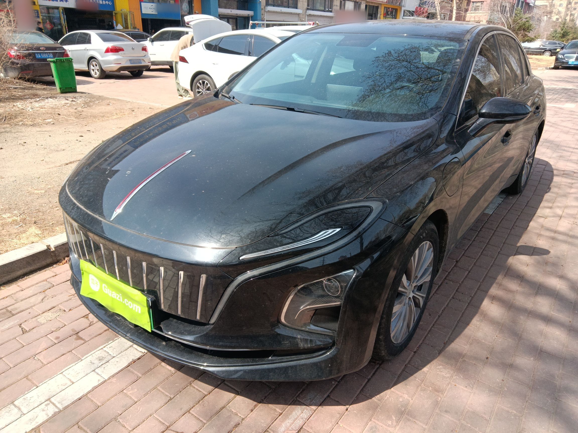 Под передней частью автомобиля