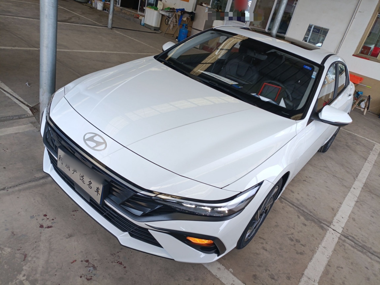 Под передней частью автомобиля