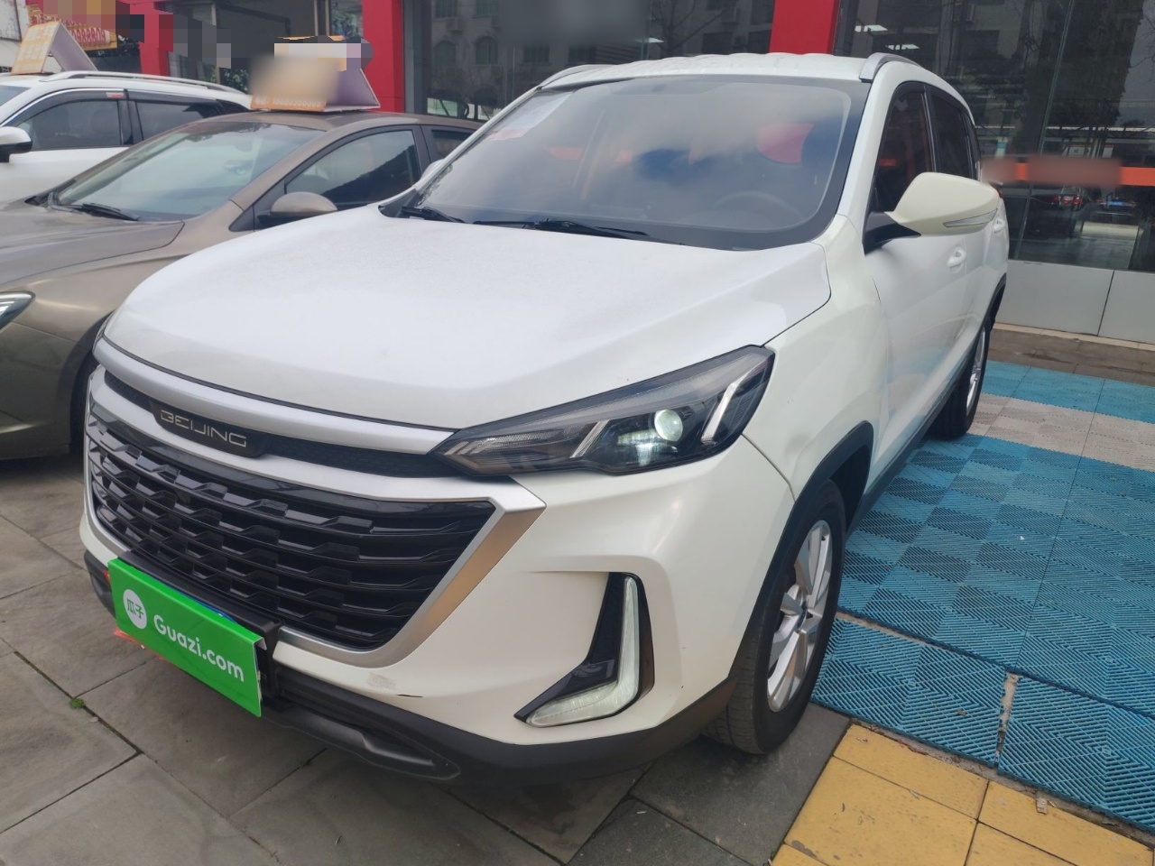 تحت مقدمة السيارة