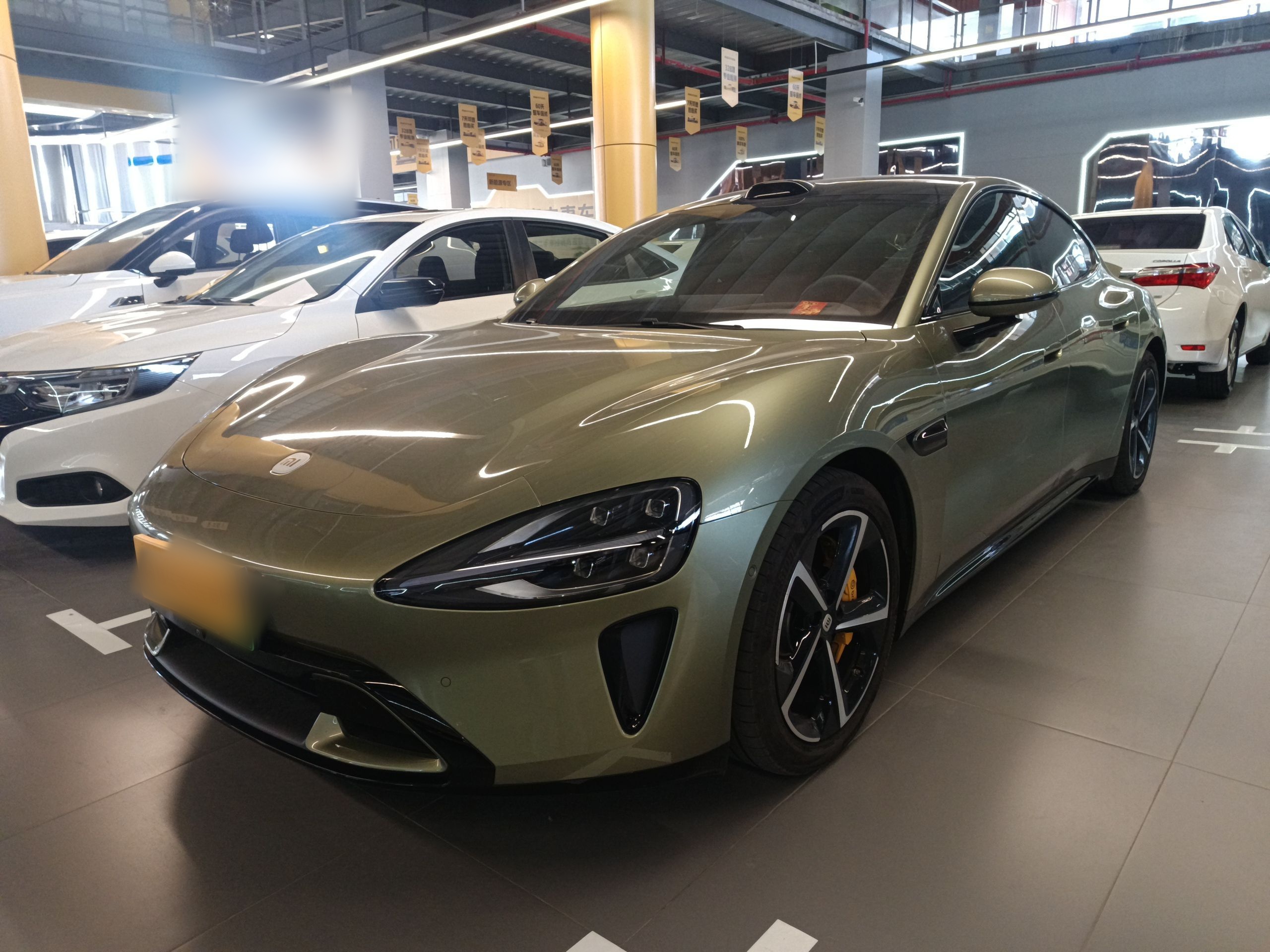 تحت مقدمة السيارة