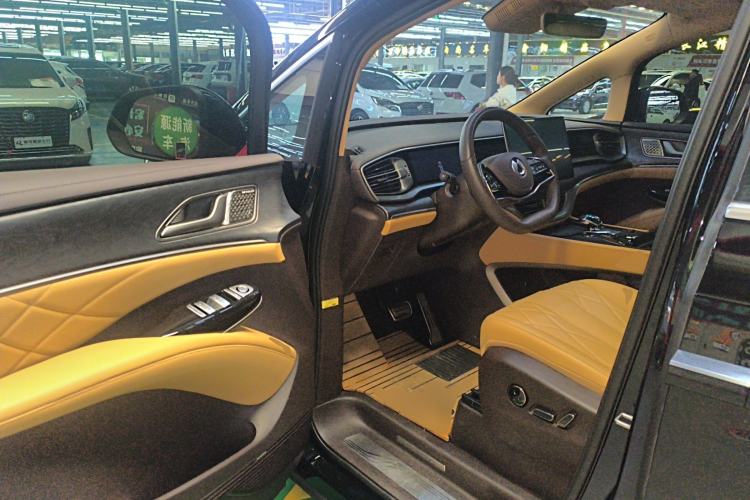 Used Denza D9 2025 DM-i Smart Drive 1020 Four-Wheel Drive Deluxe Model
