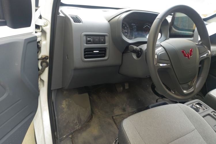 Used Wuling Yangguang 2024 300KM Comfort Version Passenger Van 75kW Steering Wheel