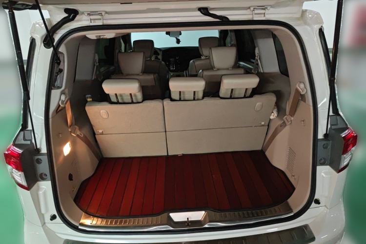 Used Nissan Quest 2015 3.5L SL Trunk