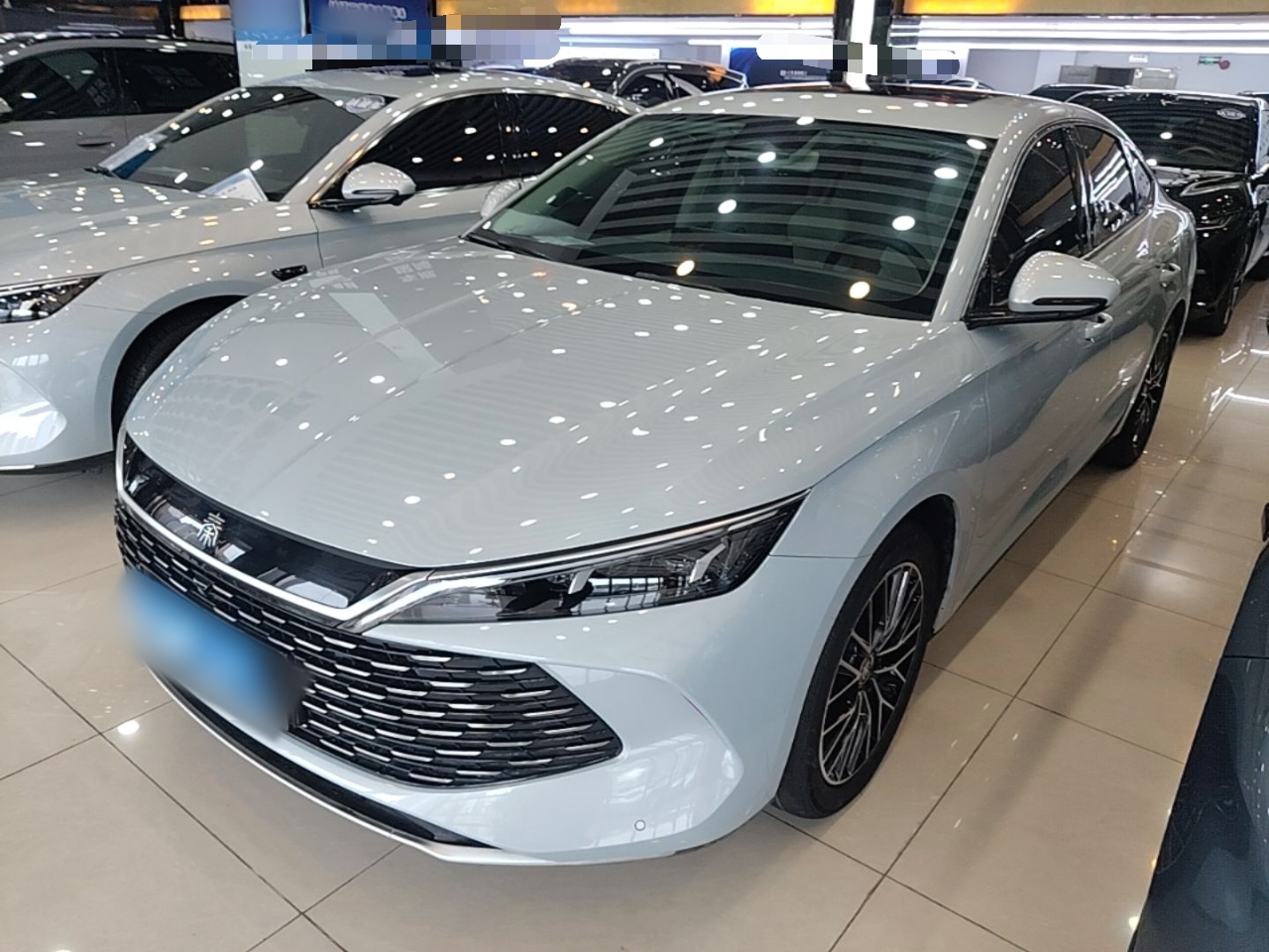 Unter der Vorderseite des Autos