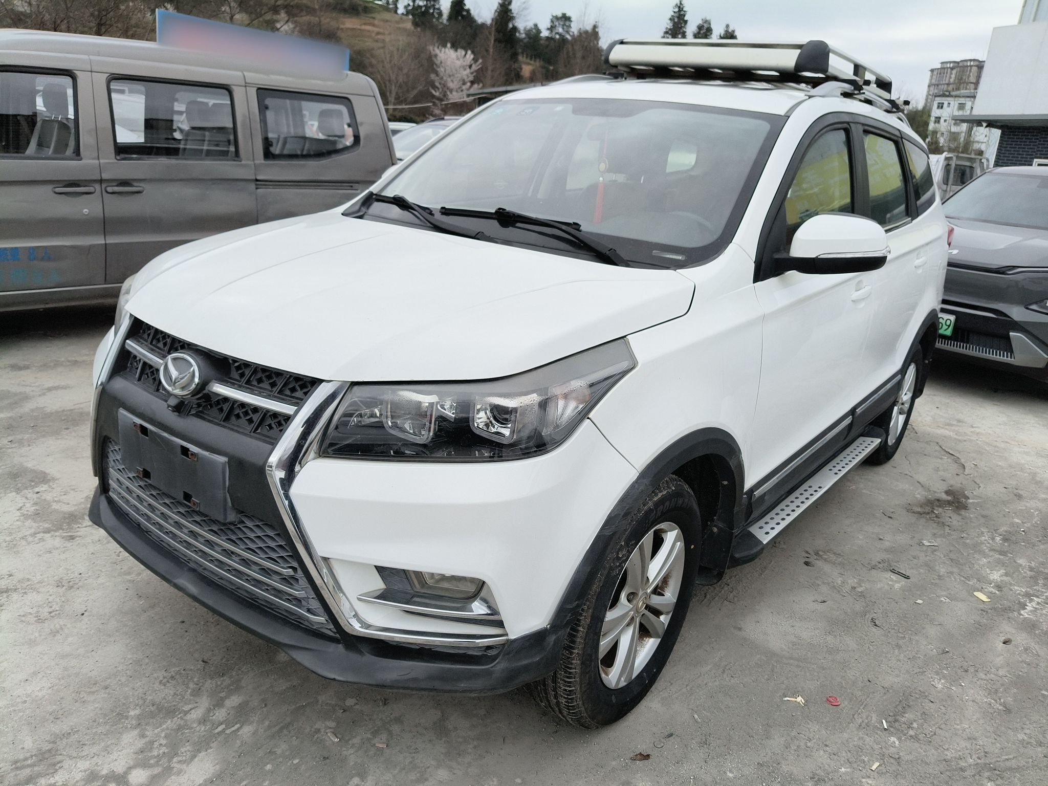 تحت مقدمة السيارة