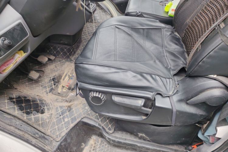 Used SAIC MAXUS Xintu V80 2021 2.0T PLUS Manual All-Around King Long Wheelbase Mid-Roof Variant with 6/7/8/9 Seats Left Front Seat