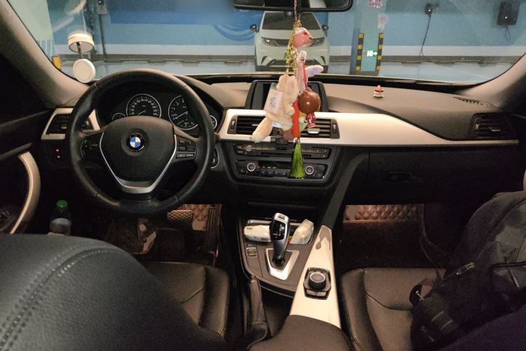 Used BMW 3 Series GT 2014 320i Leading Model Center Console