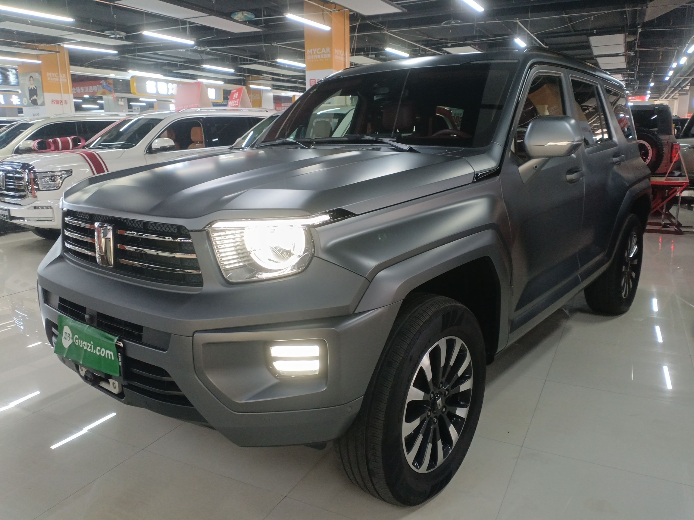 تحت مقدمة السيارة