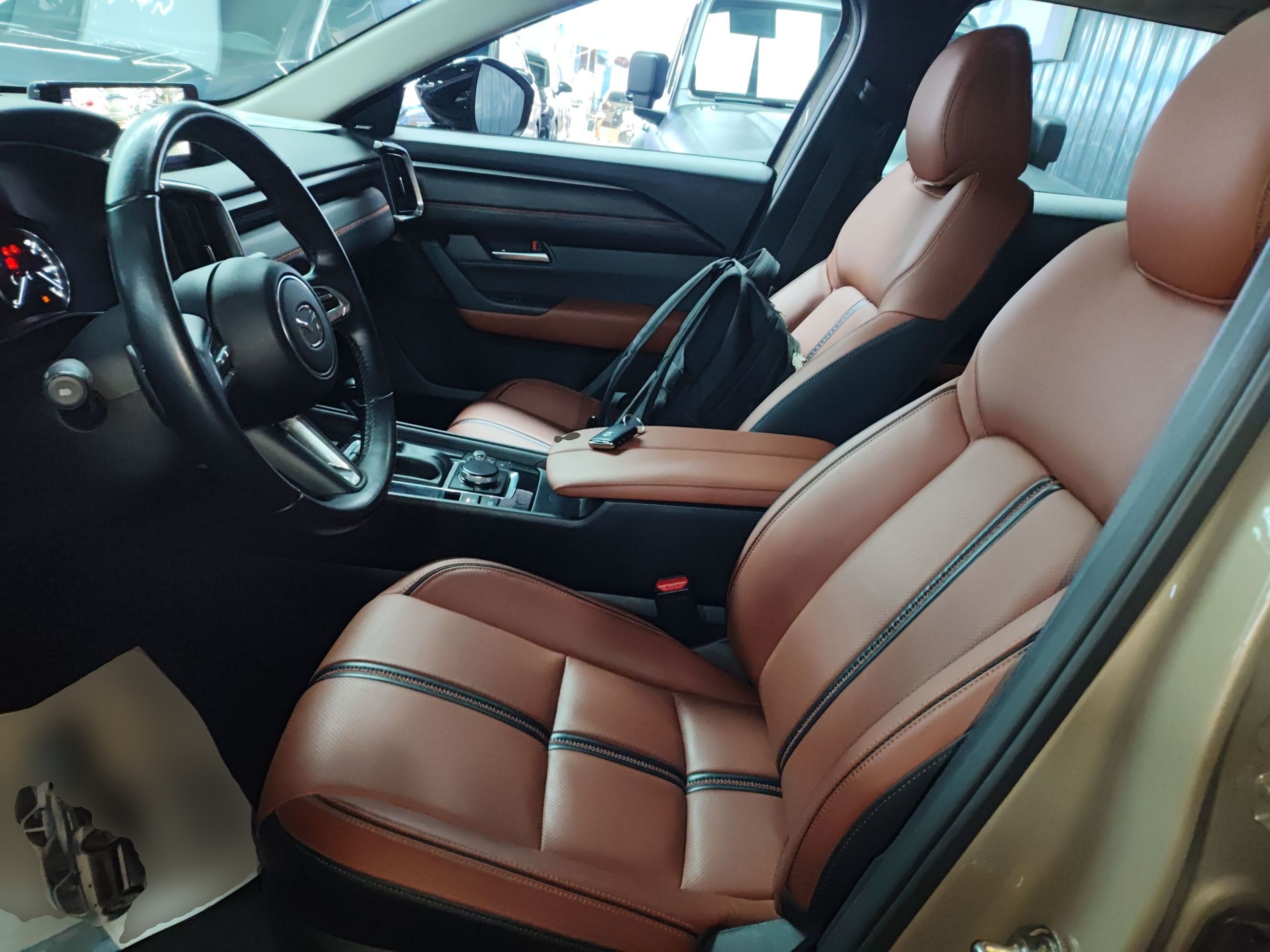 المقاعد الأمامية داخل السيارة