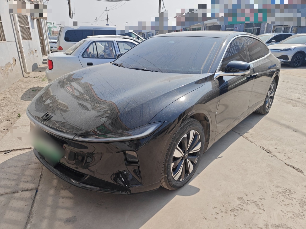 تحت مقدمة السيارة