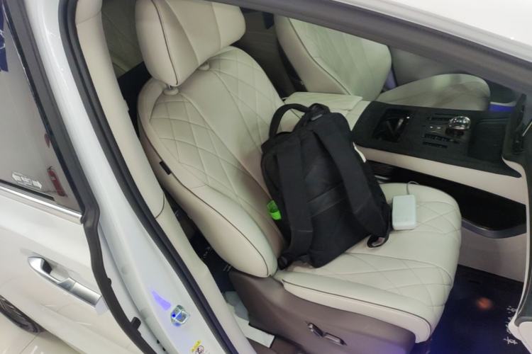 Used Denza D9 2022 DM-i 970 Four-Wheel Drive Prestige Model Right Front Seat