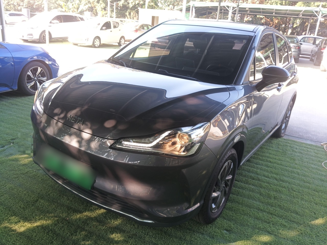 تحت مقدمة السيارة