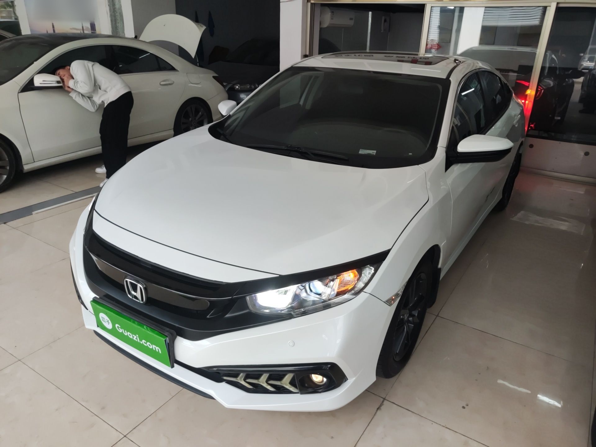 تحت مقدمة السيارة