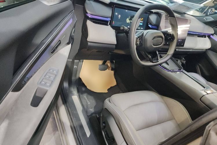 Used Lynk & Co 08 EM-P 2023 220km All-Wheel-Drive Performance Halo Interior 3