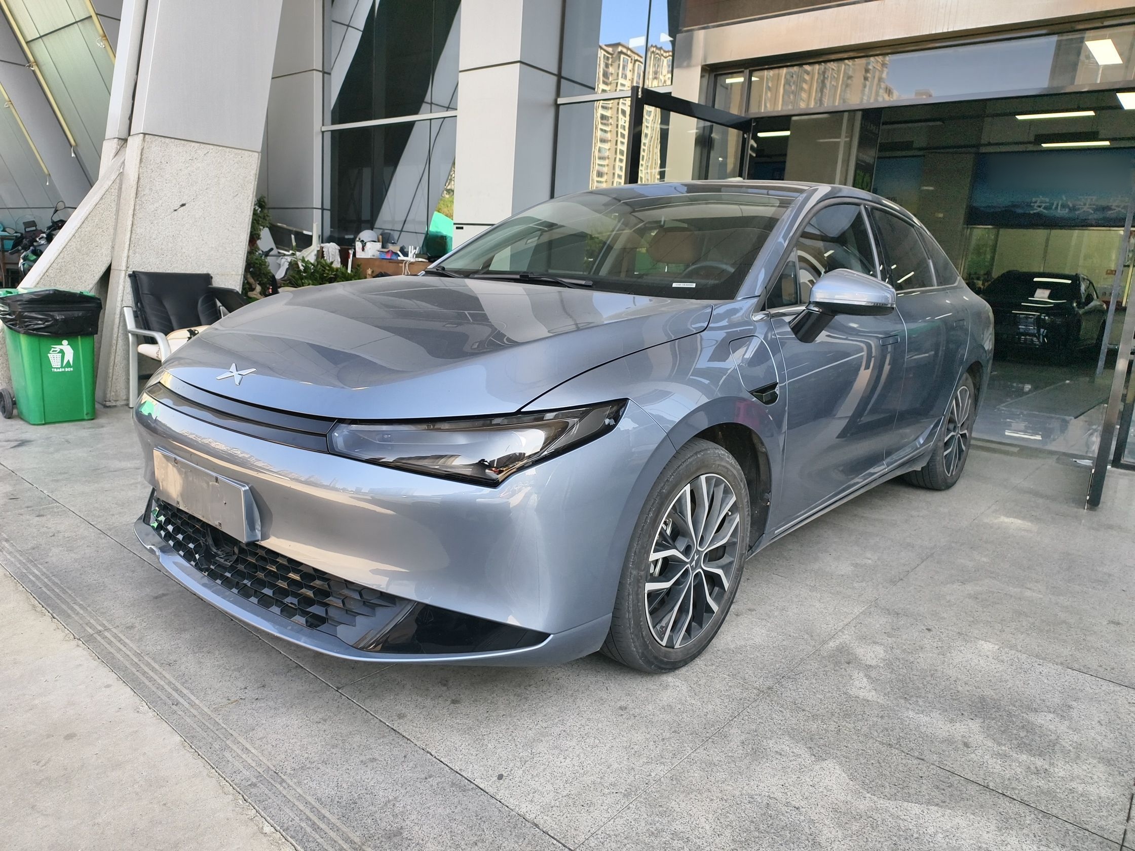 Под передней частью автомобиля