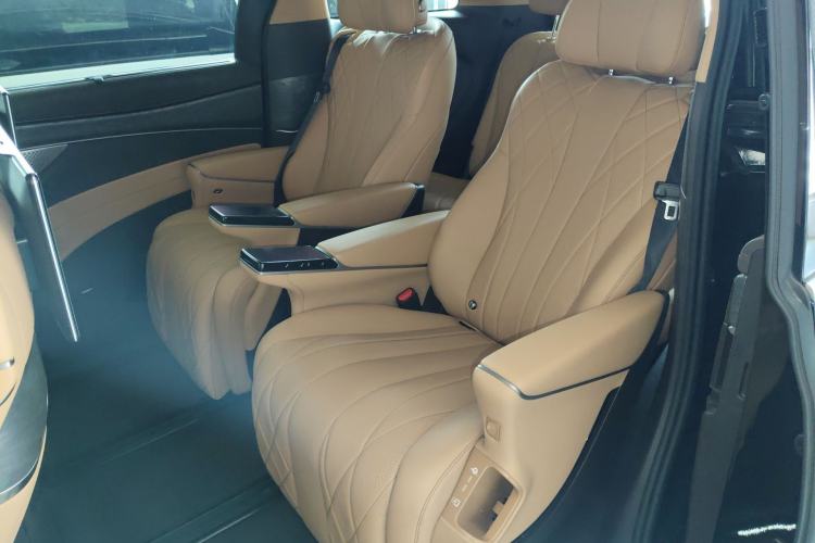 Used Denza D9 2025 DM-i Smart Drive 1020 Four-Wheel Drive Deluxe Model
