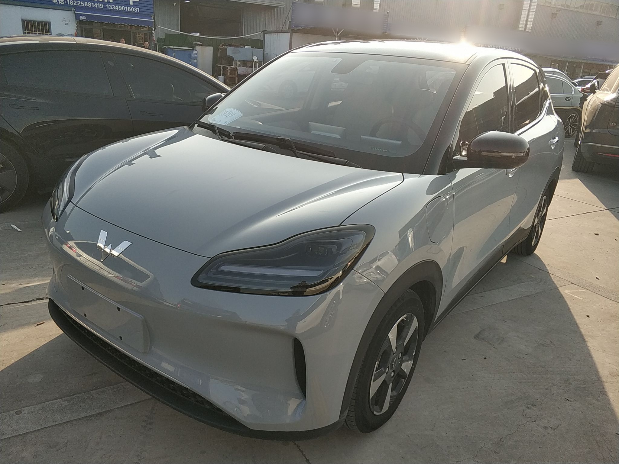 تحت مقدمة السيارة